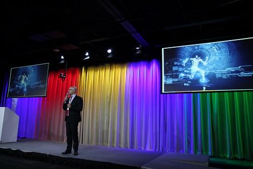 Amir Raveh, CEO da HYPE Foundation, palestra durante a última competição, em 19 de julho, no google, em São Francisco, CA / Foto: Divulgação